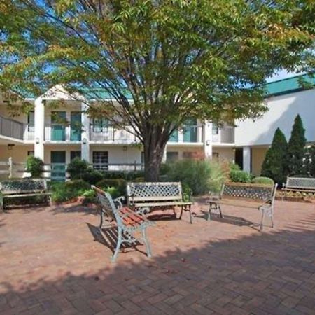Quality Inn & Suites Hanes Mall Уинстон-Сейлем Экстерьер фото