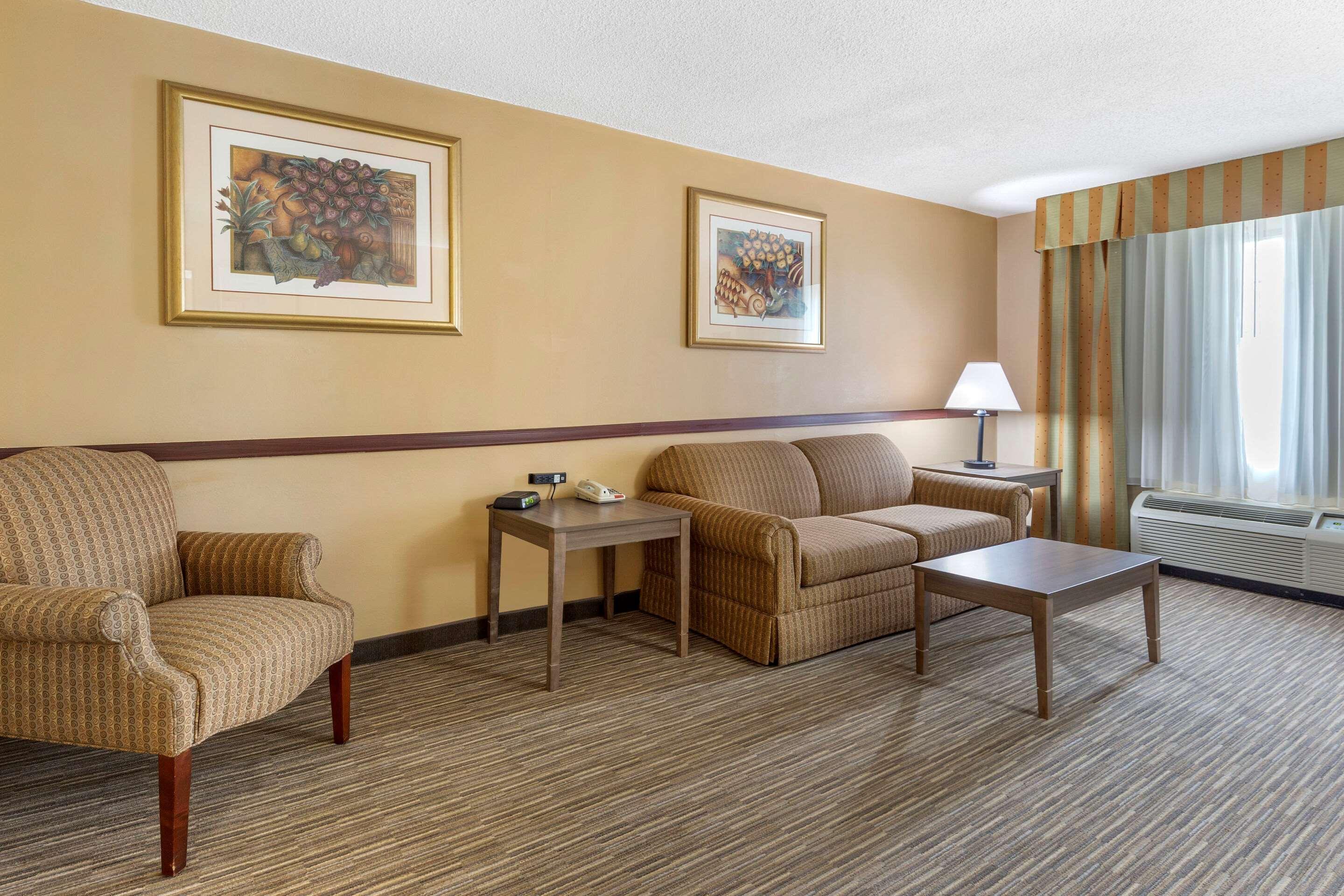 Quality Inn & Suites Hanes Mall Уинстон-Сейлем Экстерьер фото