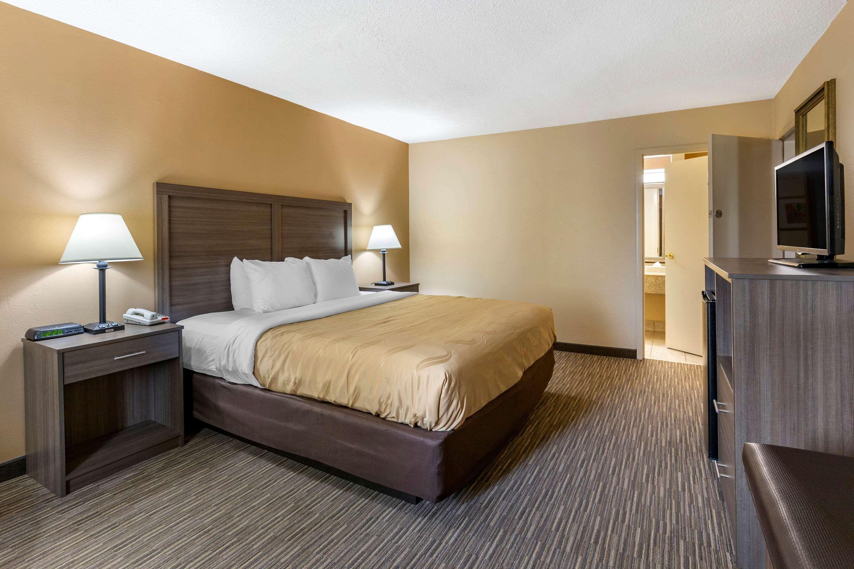 Quality Inn & Suites Hanes Mall Уинстон-Сейлем Экстерьер фото