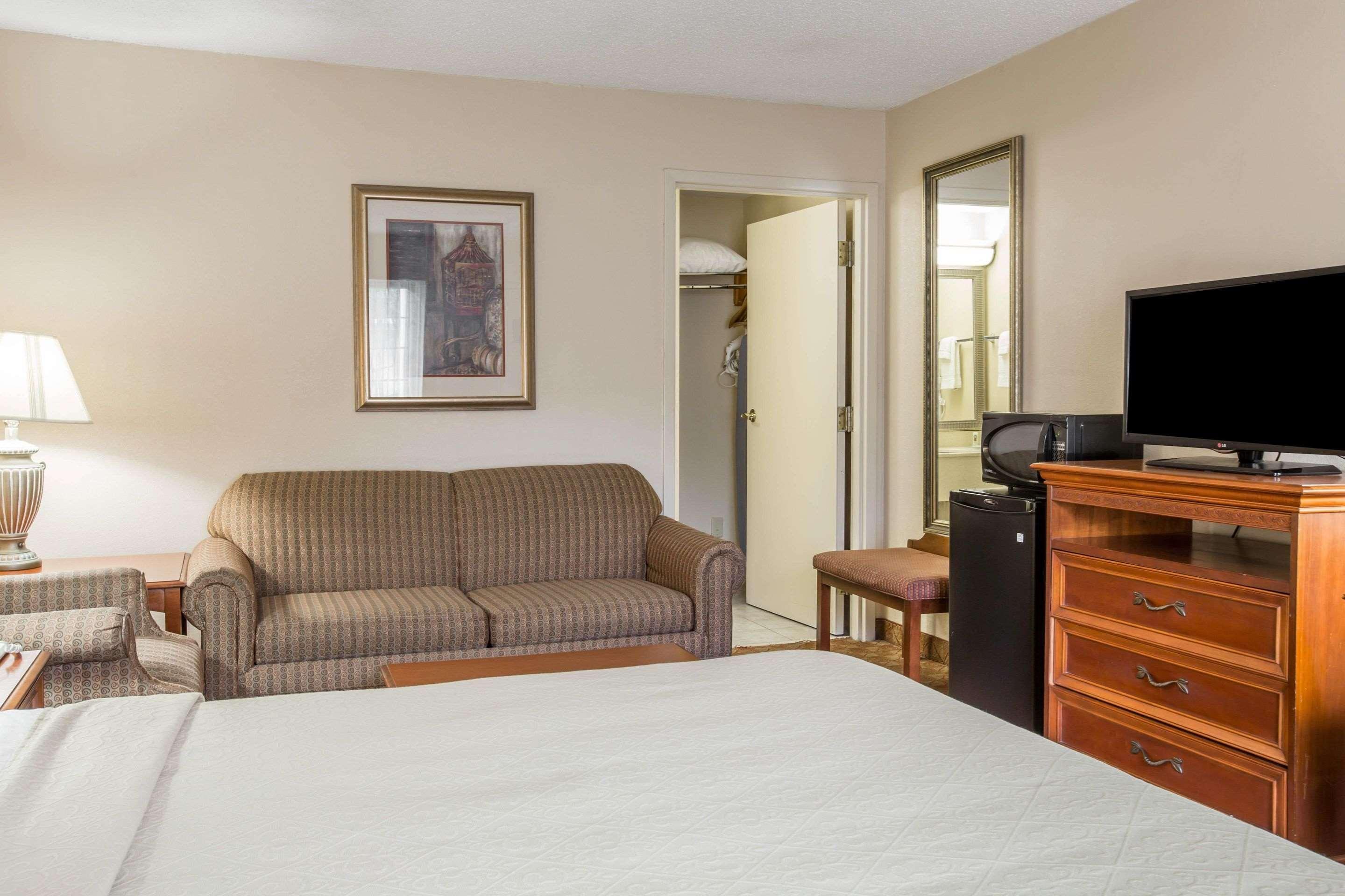 Quality Inn & Suites Hanes Mall Уинстон-Сейлем Экстерьер фото