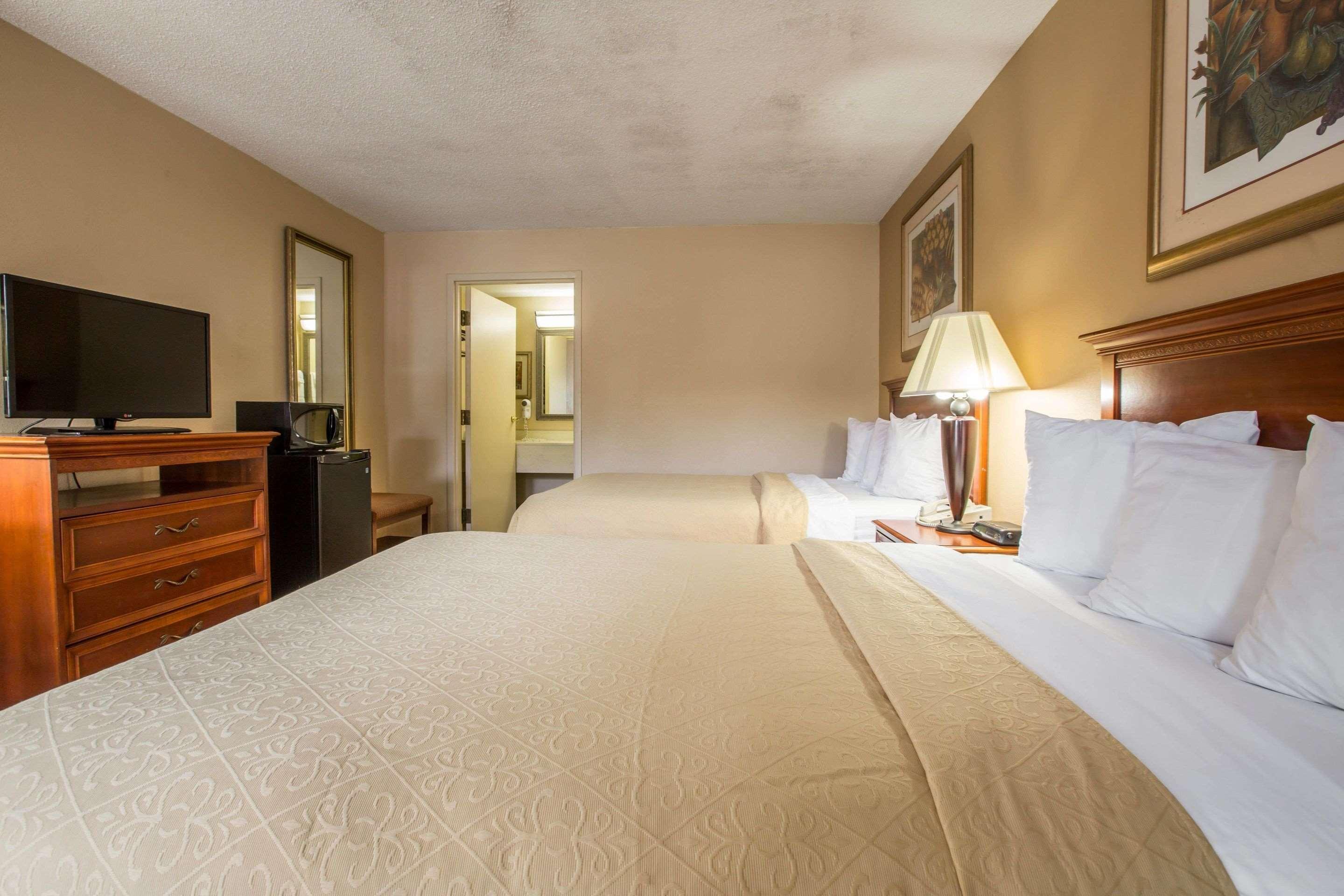 Quality Inn & Suites Hanes Mall Уинстон-Сейлем Экстерьер фото