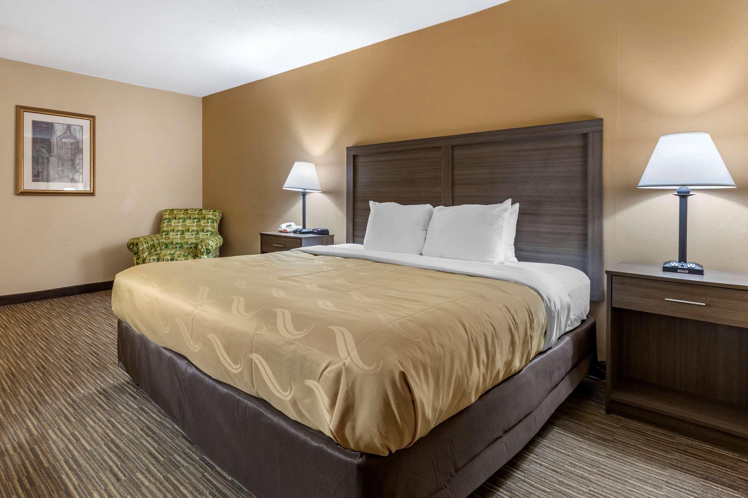Quality Inn & Suites Hanes Mall Уинстон-Сейлем Экстерьер фото