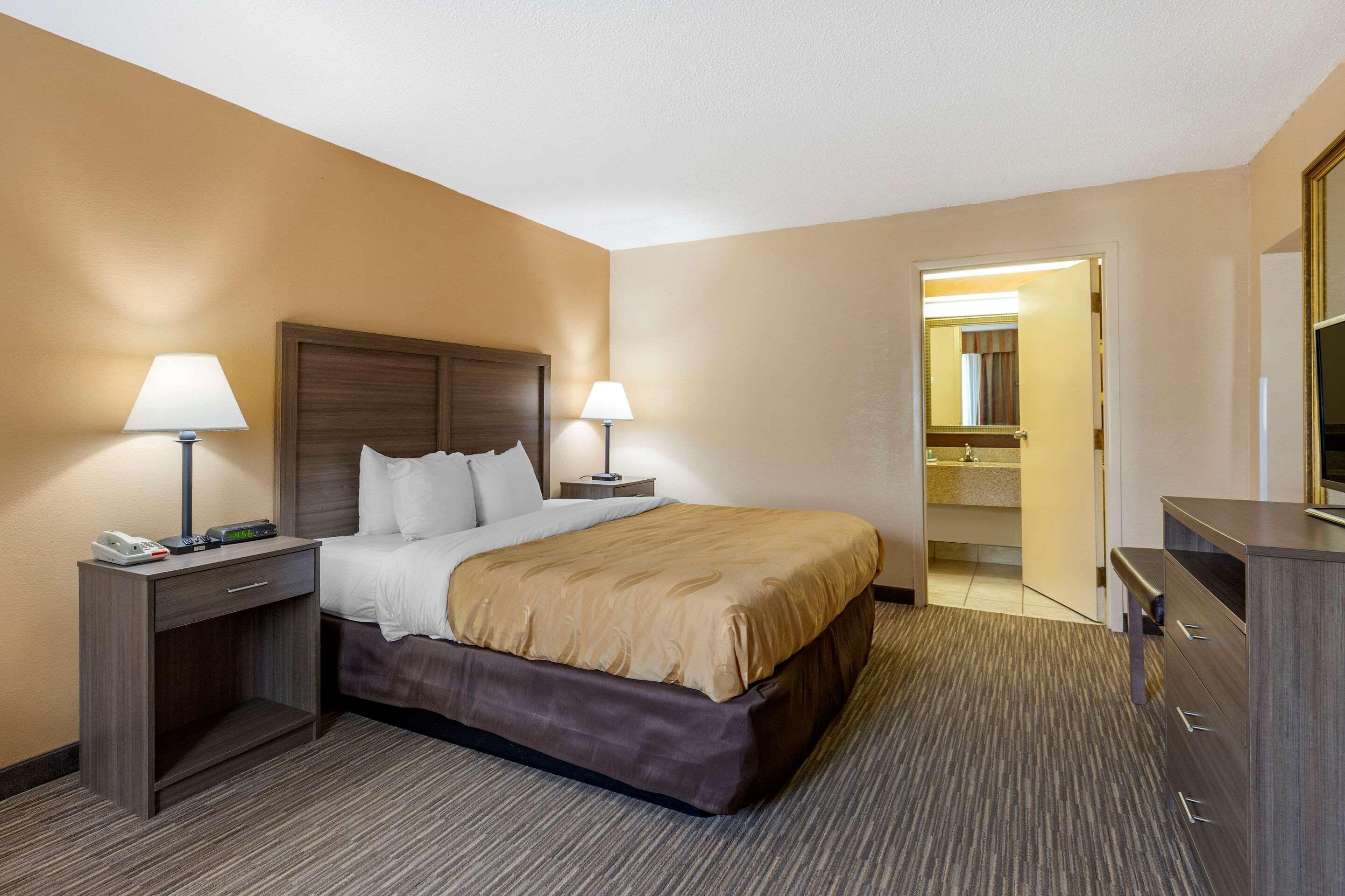 Quality Inn & Suites Hanes Mall Уинстон-Сейлем Экстерьер фото