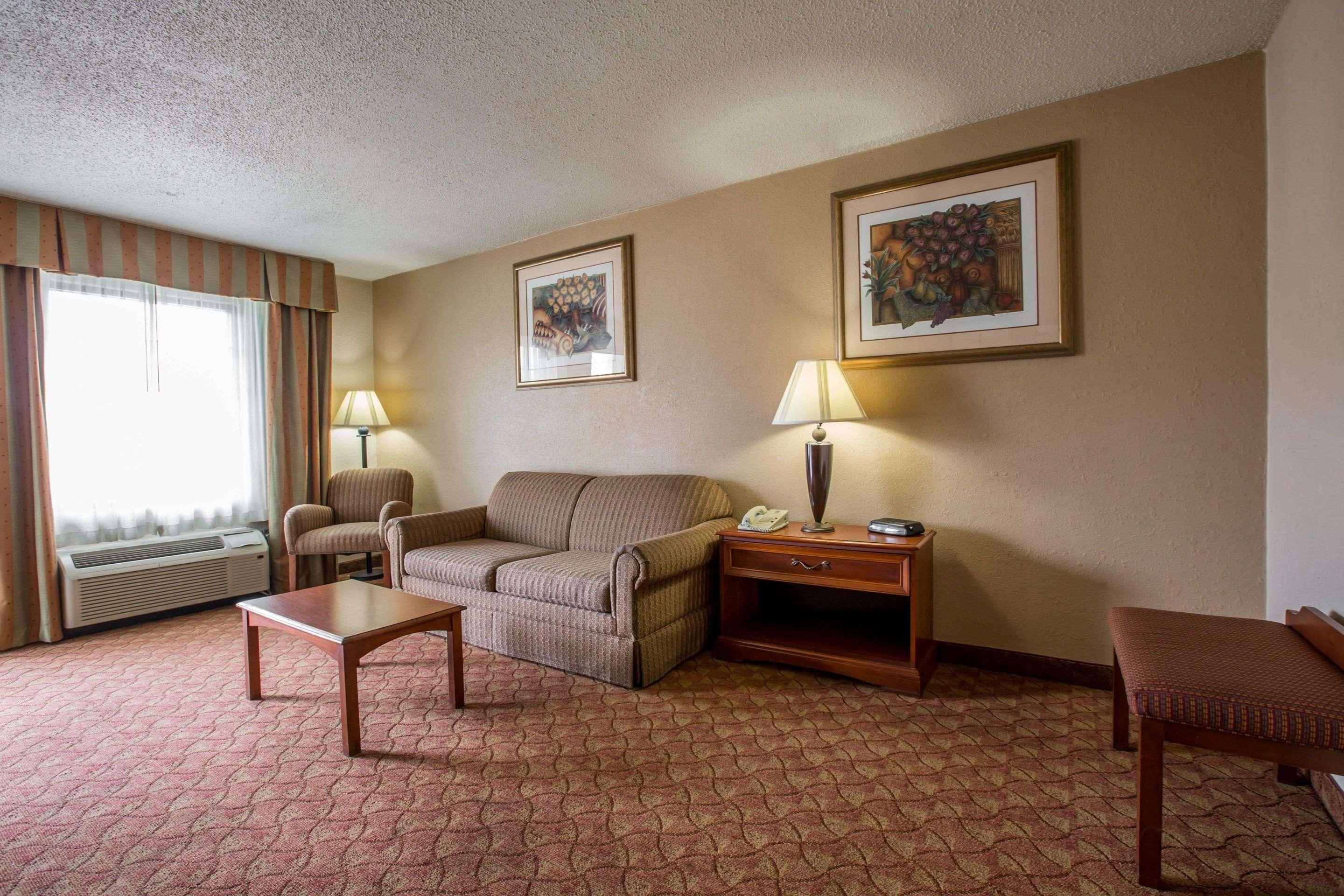 Quality Inn & Suites Hanes Mall Уинстон-Сейлем Экстерьер фото