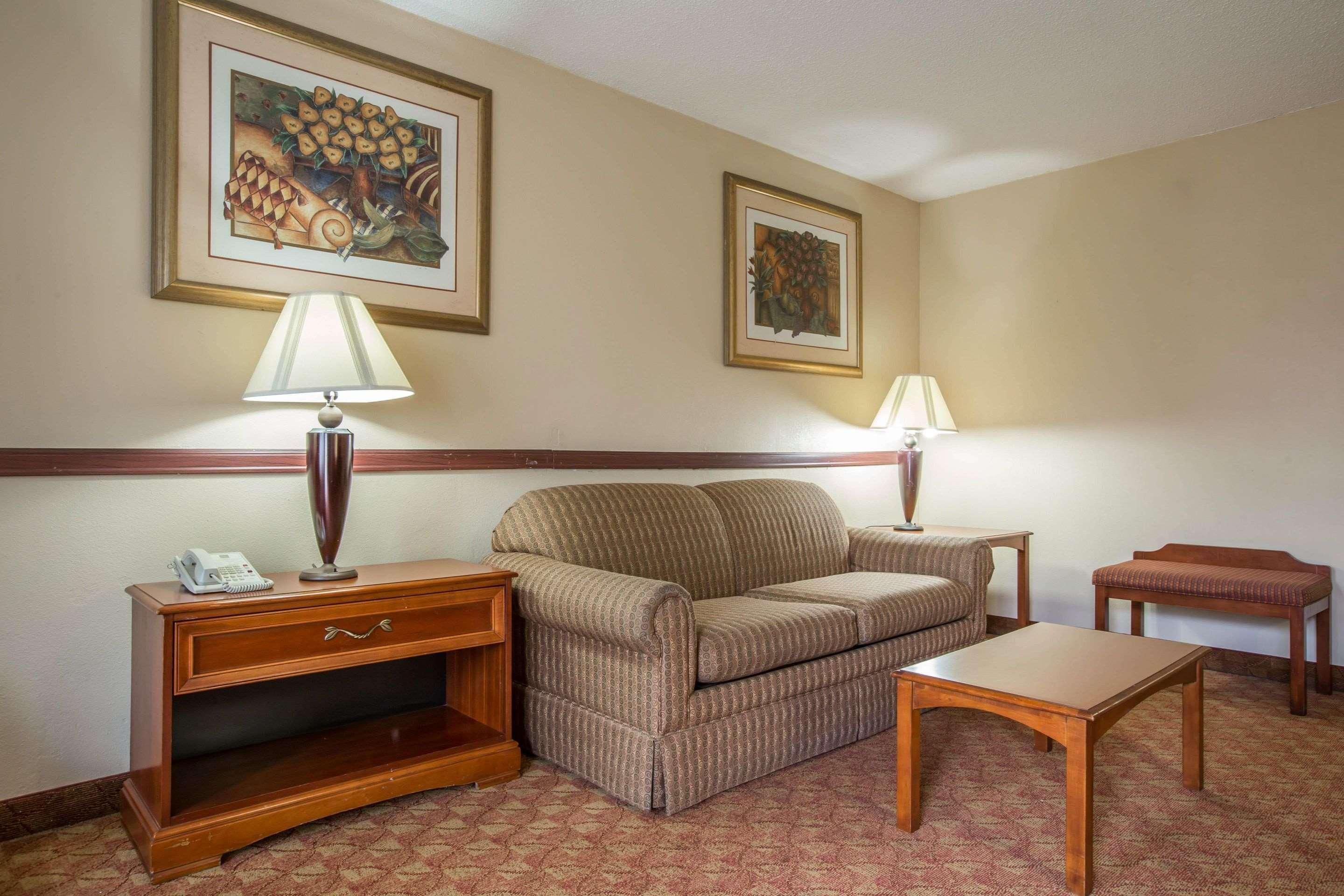 Quality Inn & Suites Hanes Mall Уинстон-Сейлем Экстерьер фото