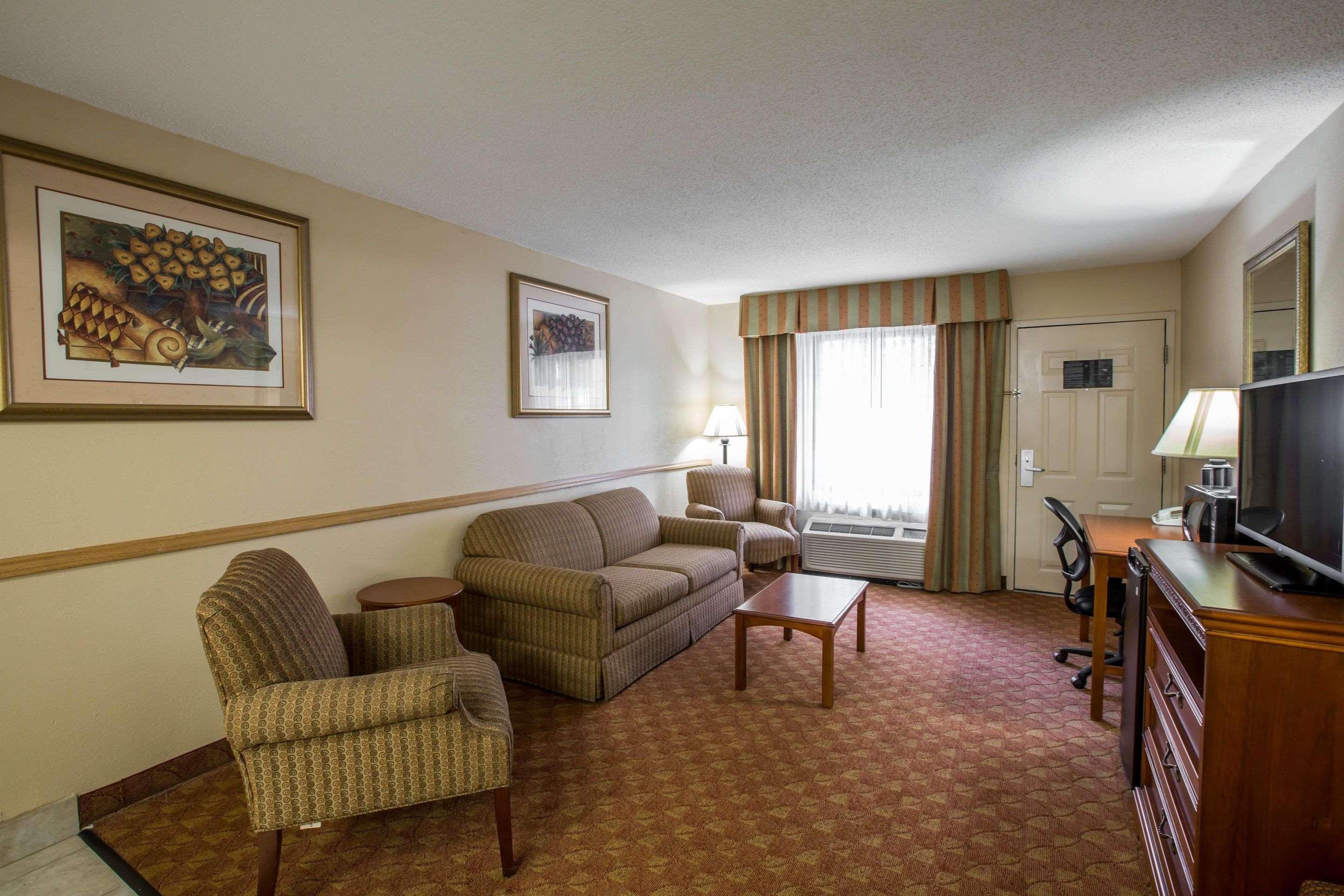 Quality Inn & Suites Hanes Mall Уинстон-Сейлем Экстерьер фото