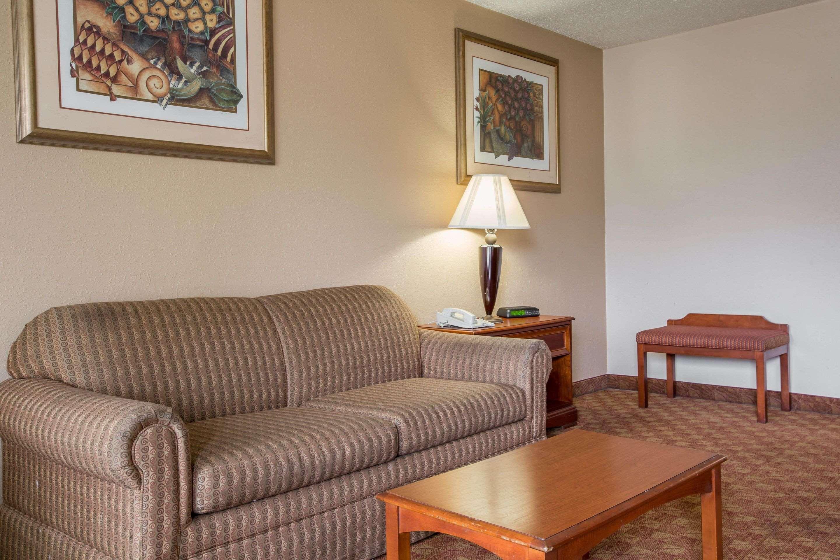 Quality Inn & Suites Hanes Mall Уинстон-Сейлем Экстерьер фото