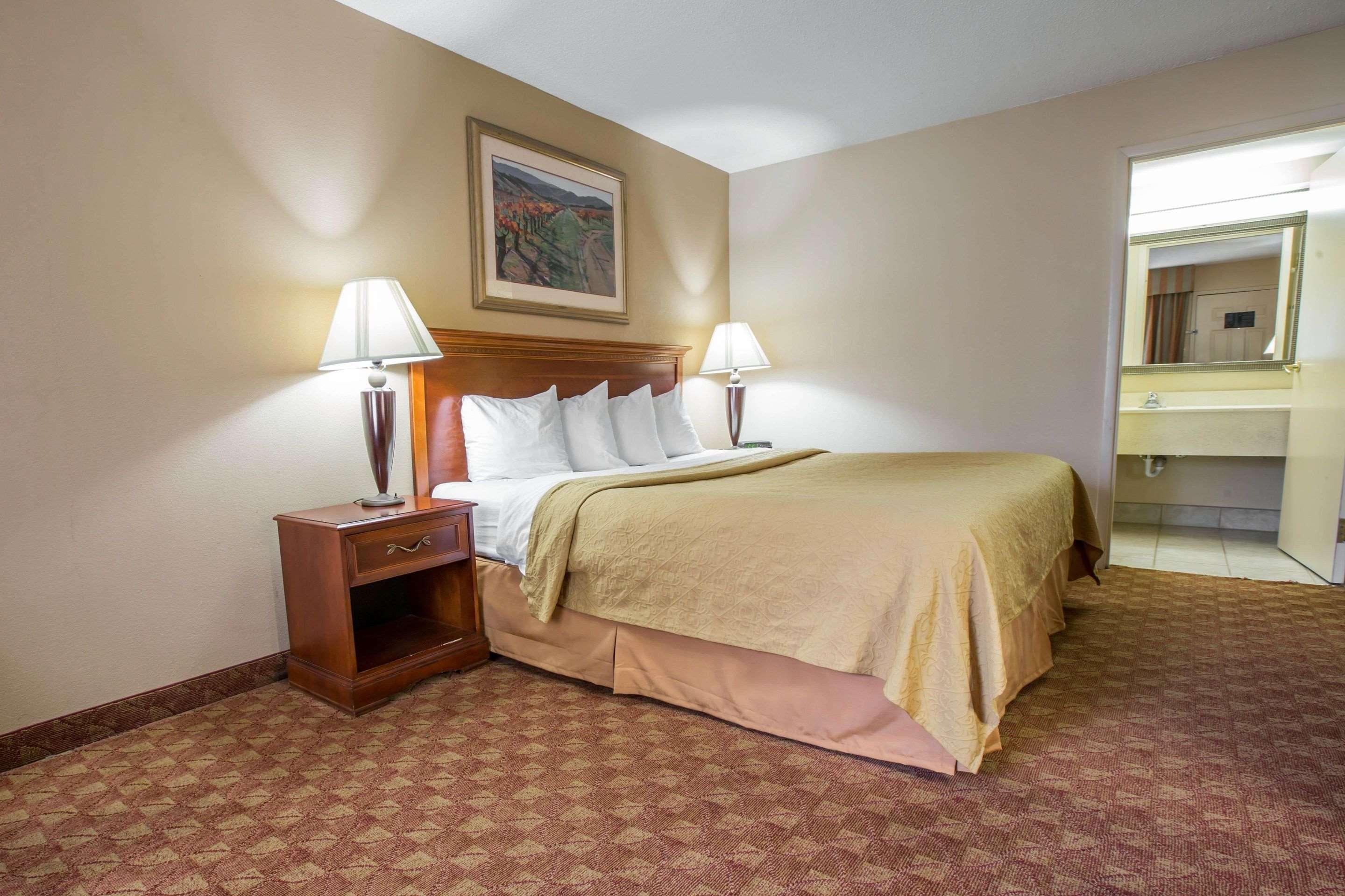 Quality Inn & Suites Hanes Mall Уинстон-Сейлем Экстерьер фото