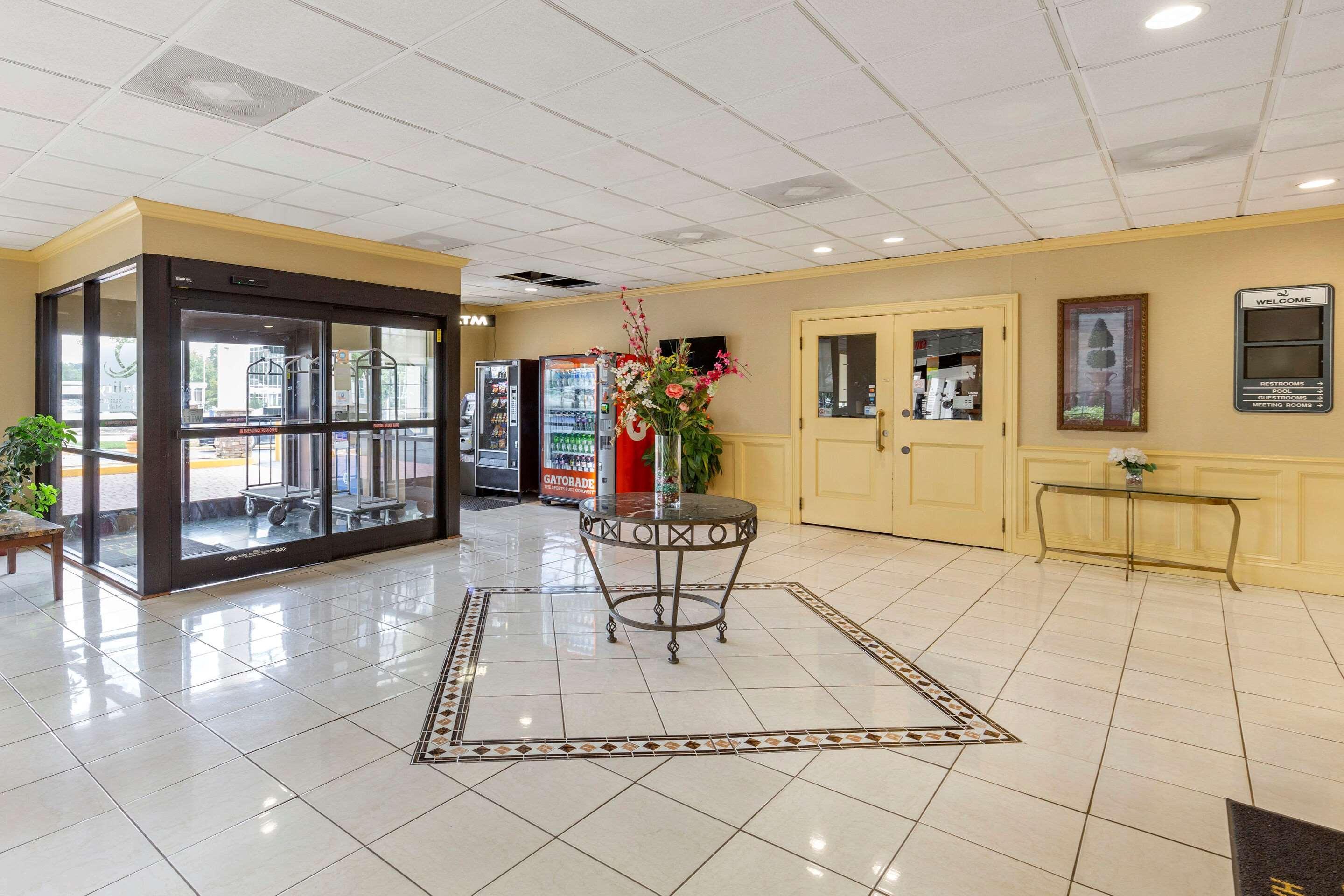 Quality Inn & Suites Hanes Mall Уинстон-Сейлем Экстерьер фото