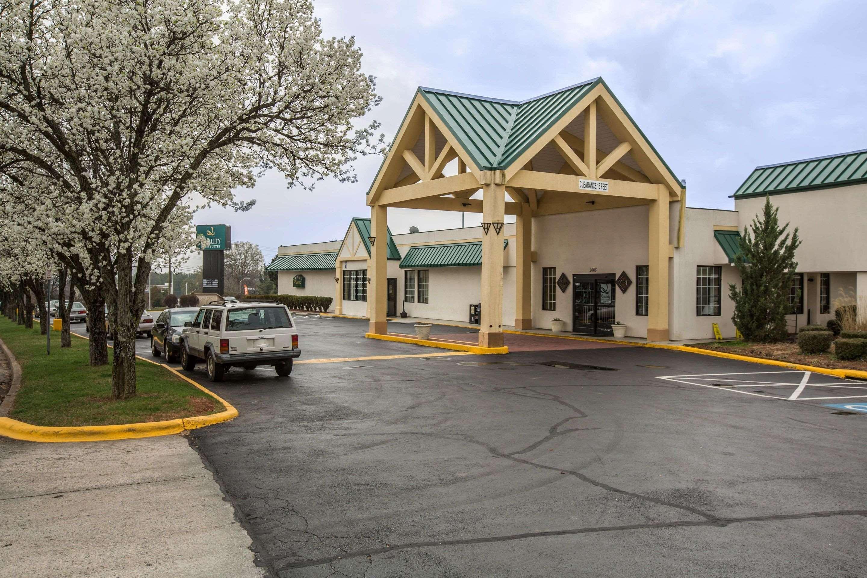 Quality Inn & Suites Hanes Mall Уинстон-Сейлем Экстерьер фото