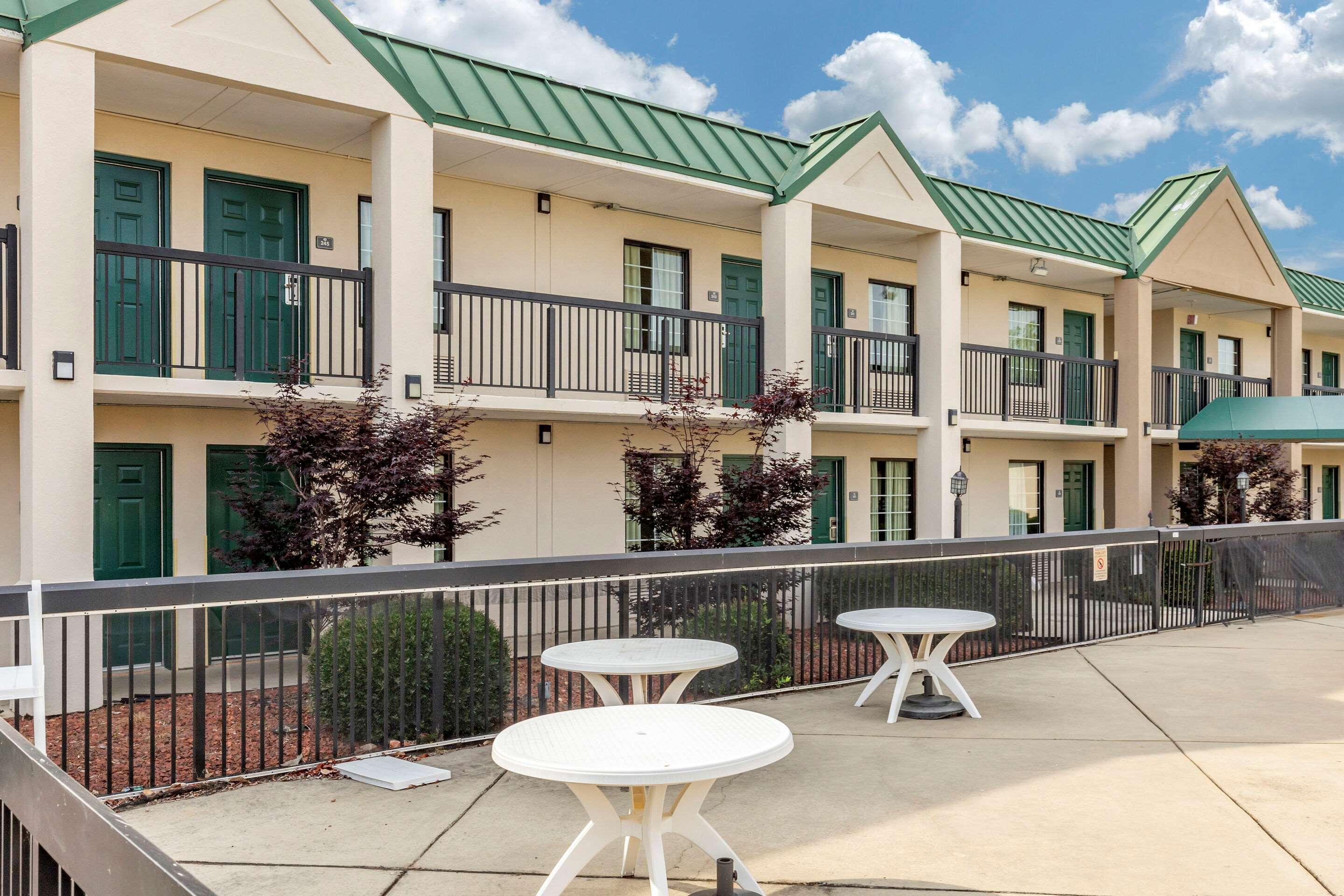 Quality Inn & Suites Hanes Mall Уинстон-Сейлем Экстерьер фото