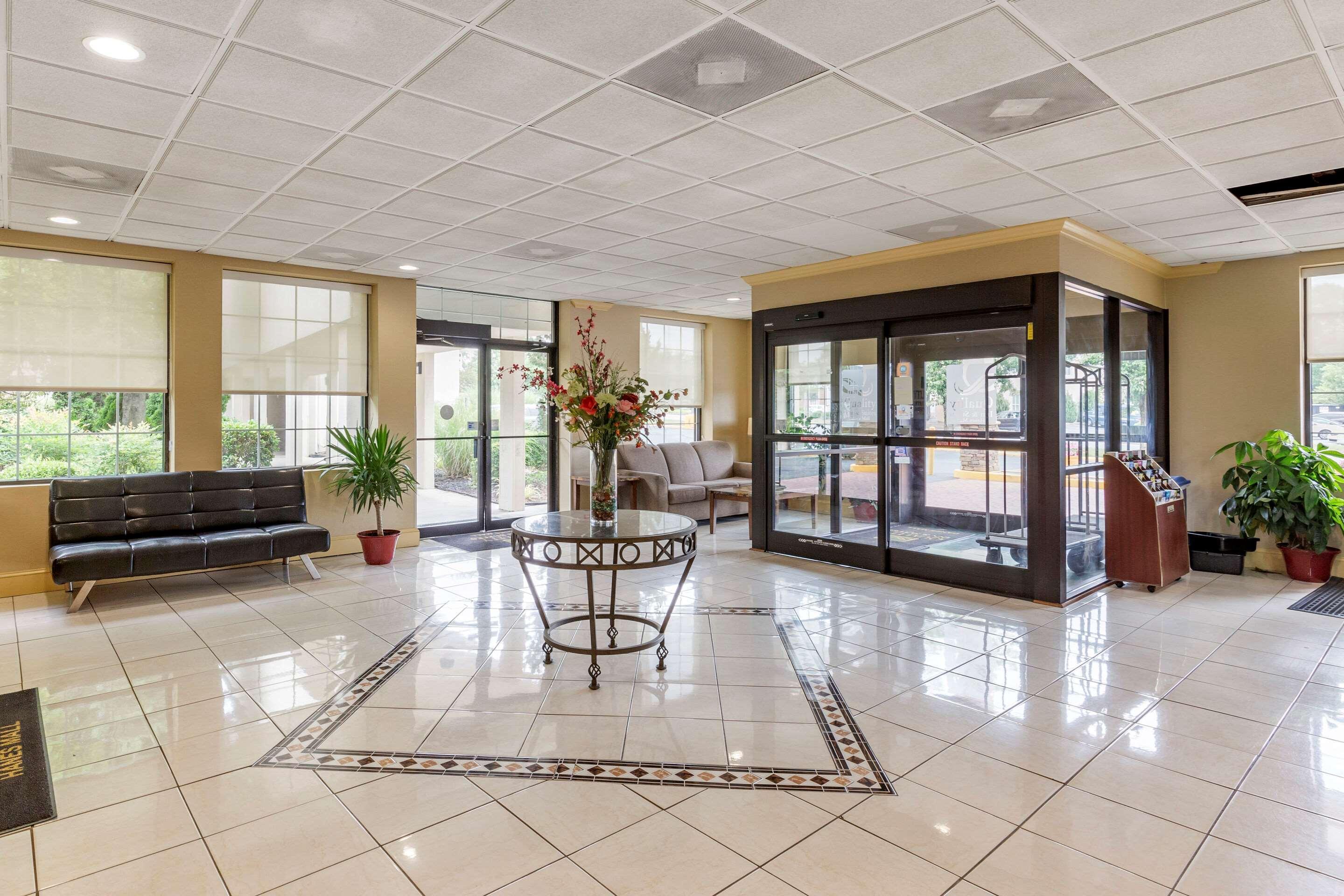 Quality Inn & Suites Hanes Mall Уинстон-Сейлем Экстерьер фото