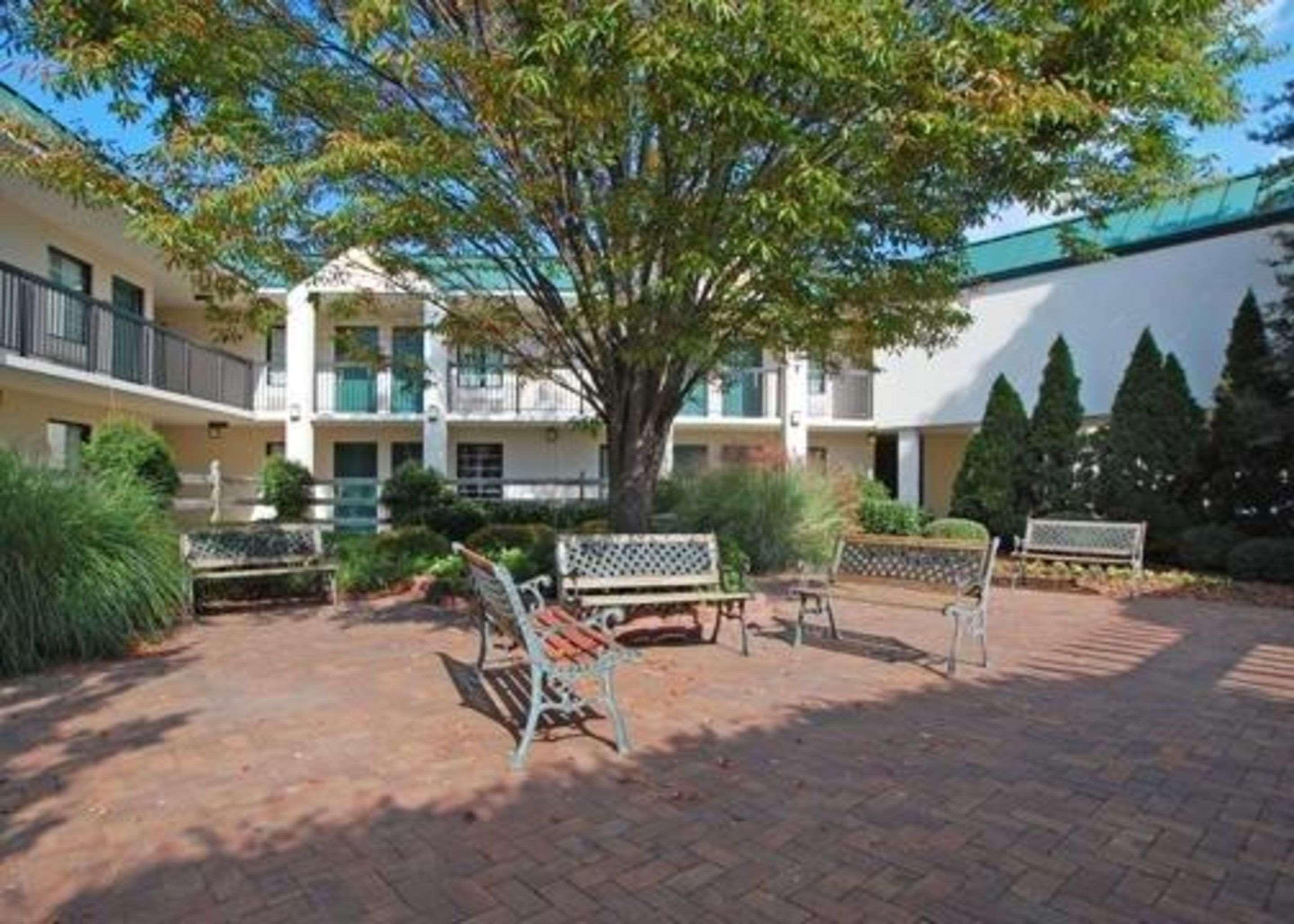 Quality Inn & Suites Hanes Mall Уинстон-Сейлем Экстерьер фото