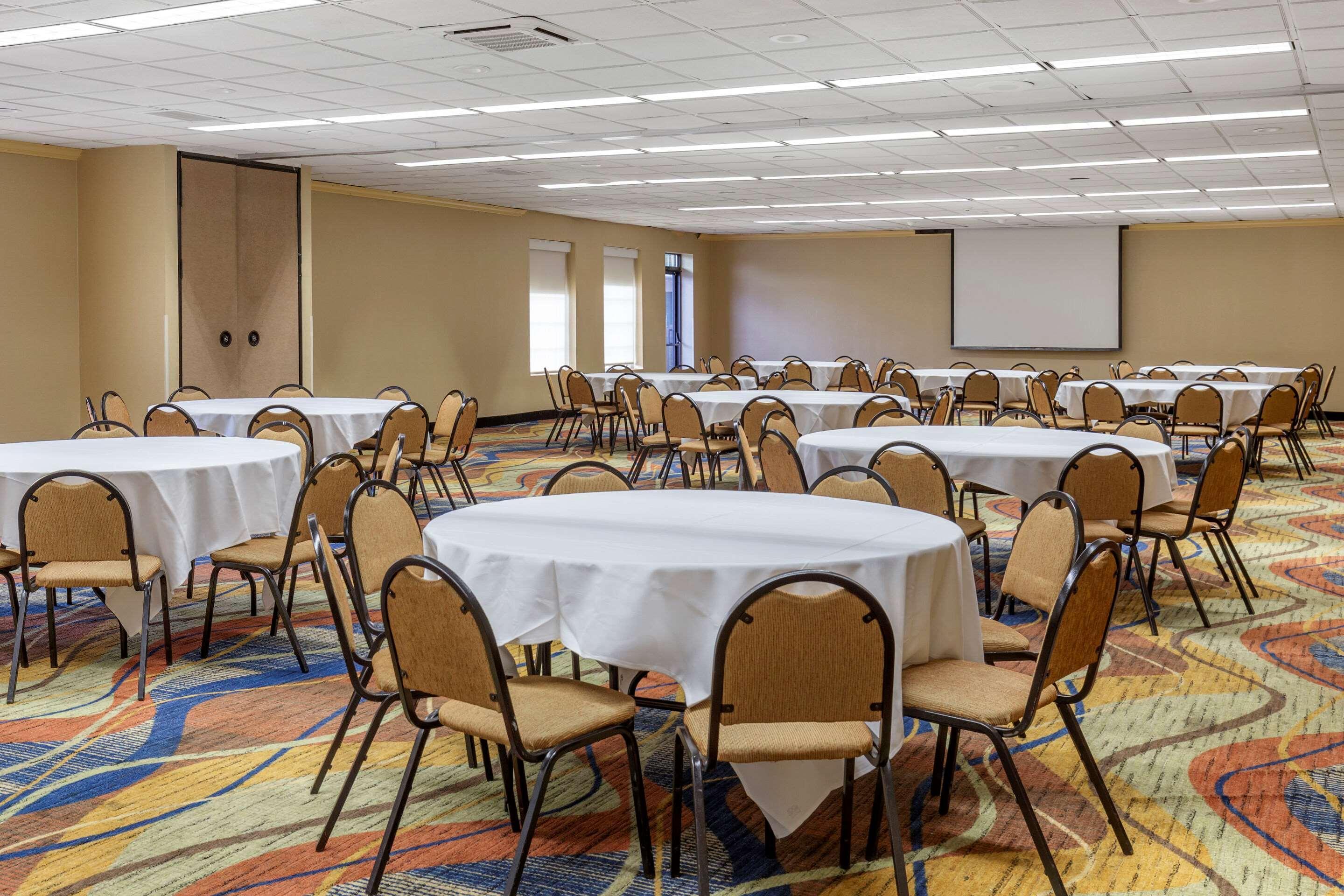 Quality Inn & Suites Hanes Mall Уинстон-Сейлем Экстерьер фото